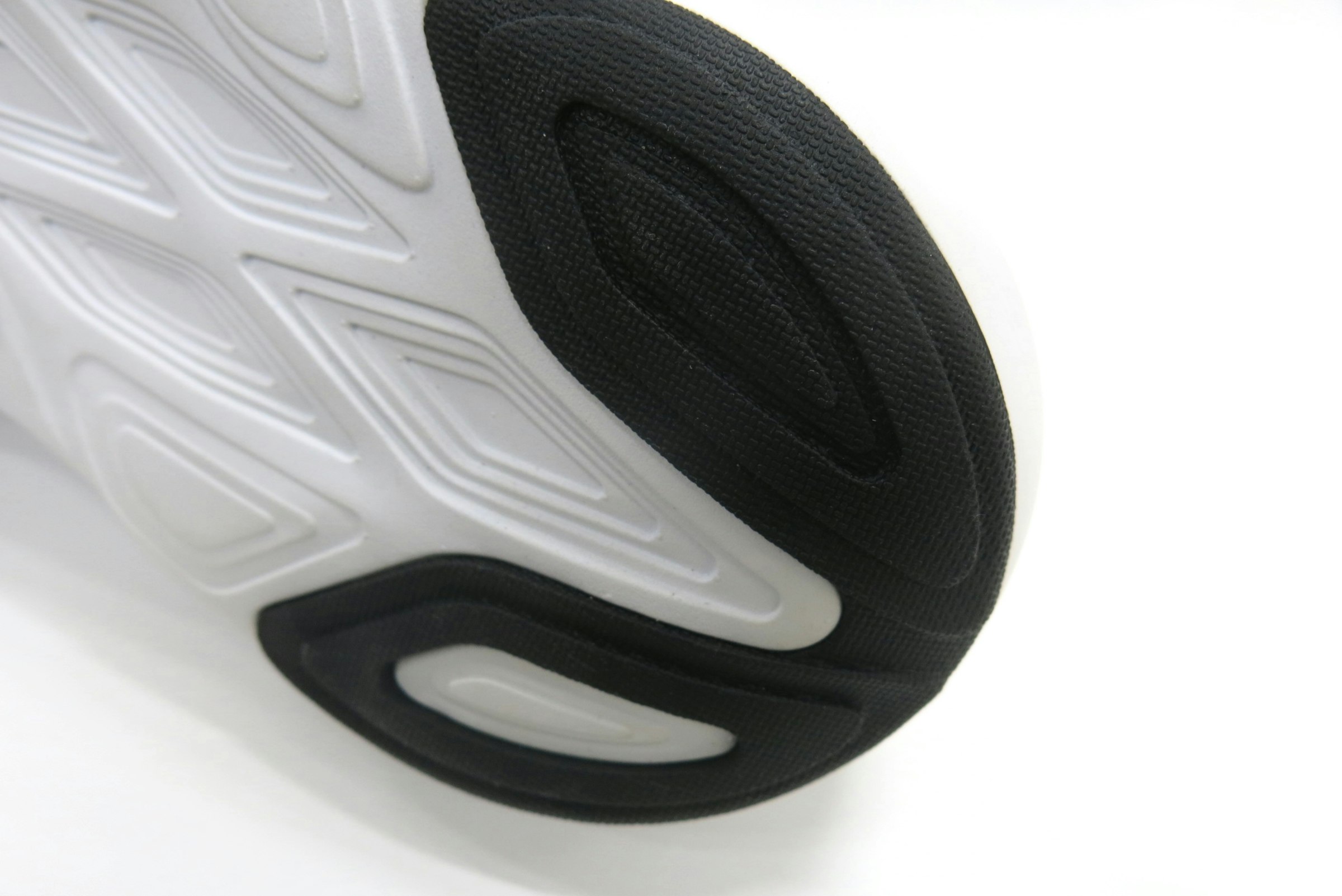 踵部外側には耐摩耗性に優れたNデュランスを採用