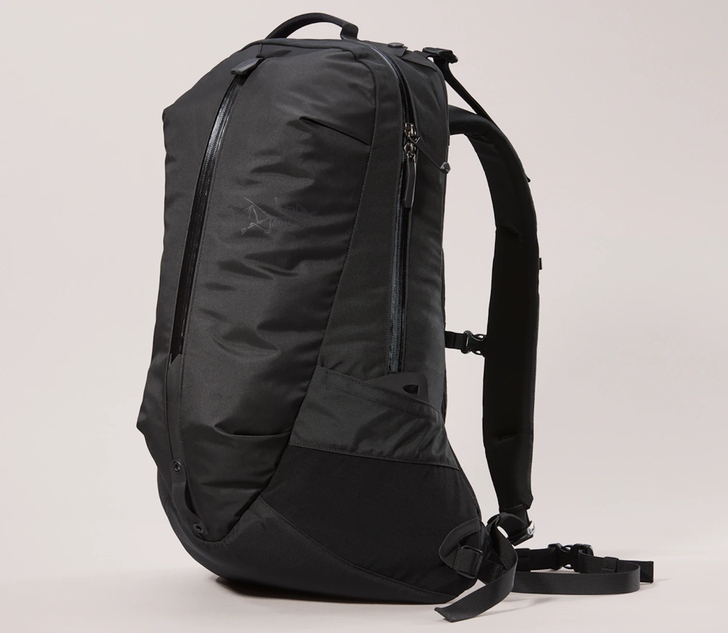 アークテリクスの「アロー 22」が都市の街並みにも調和する理由  