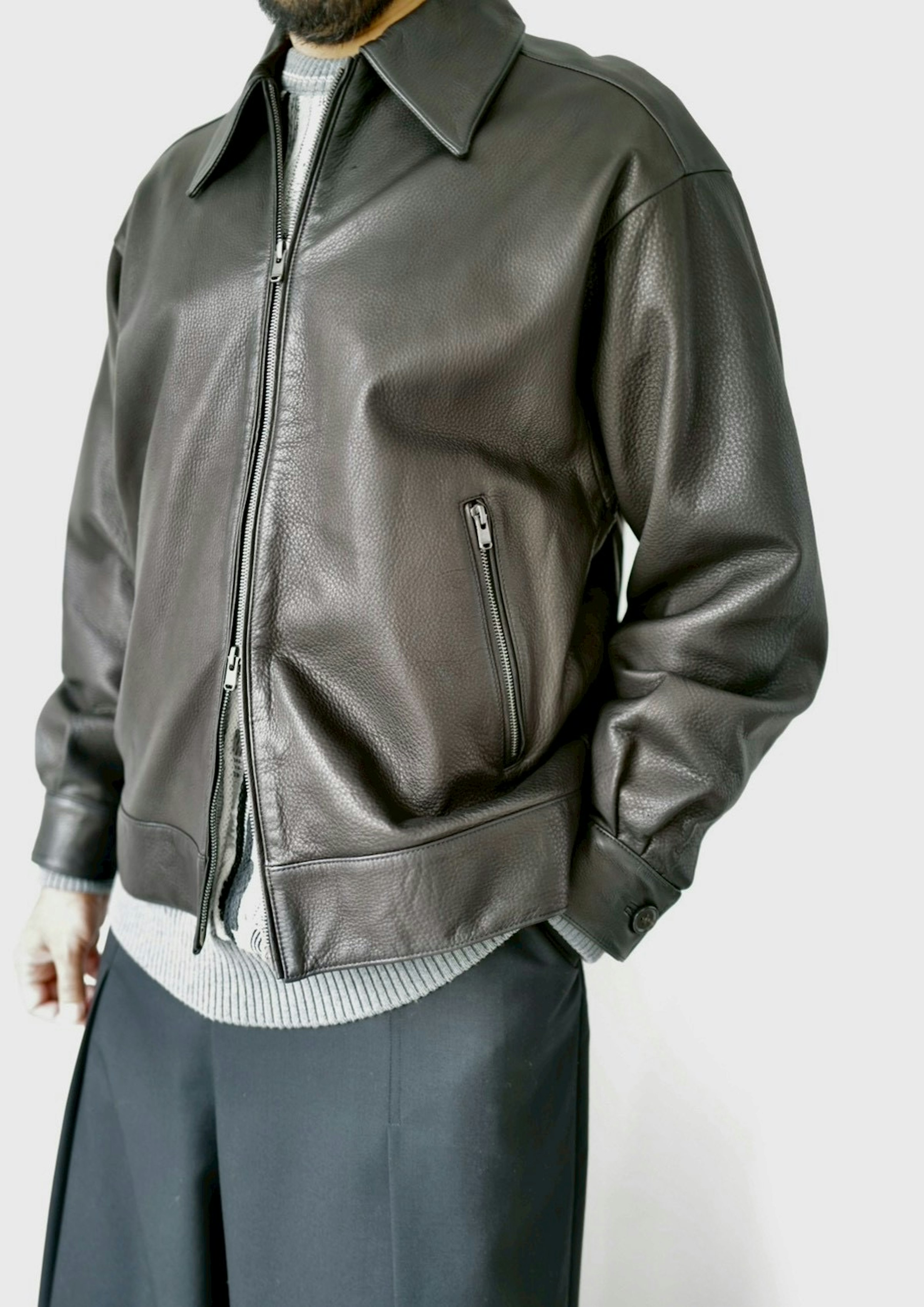 牛革の持つ重量の問題も、薄く仕上げることで和らげられている