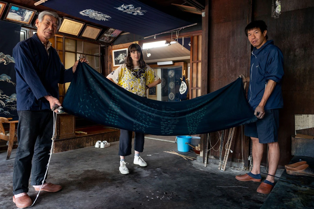 長田染色工場を訪問し、当社ののれんコラボレーションの「筒描き」工程を見学 <br>写真提供：マーティン・ホルトカンプ＆LINK