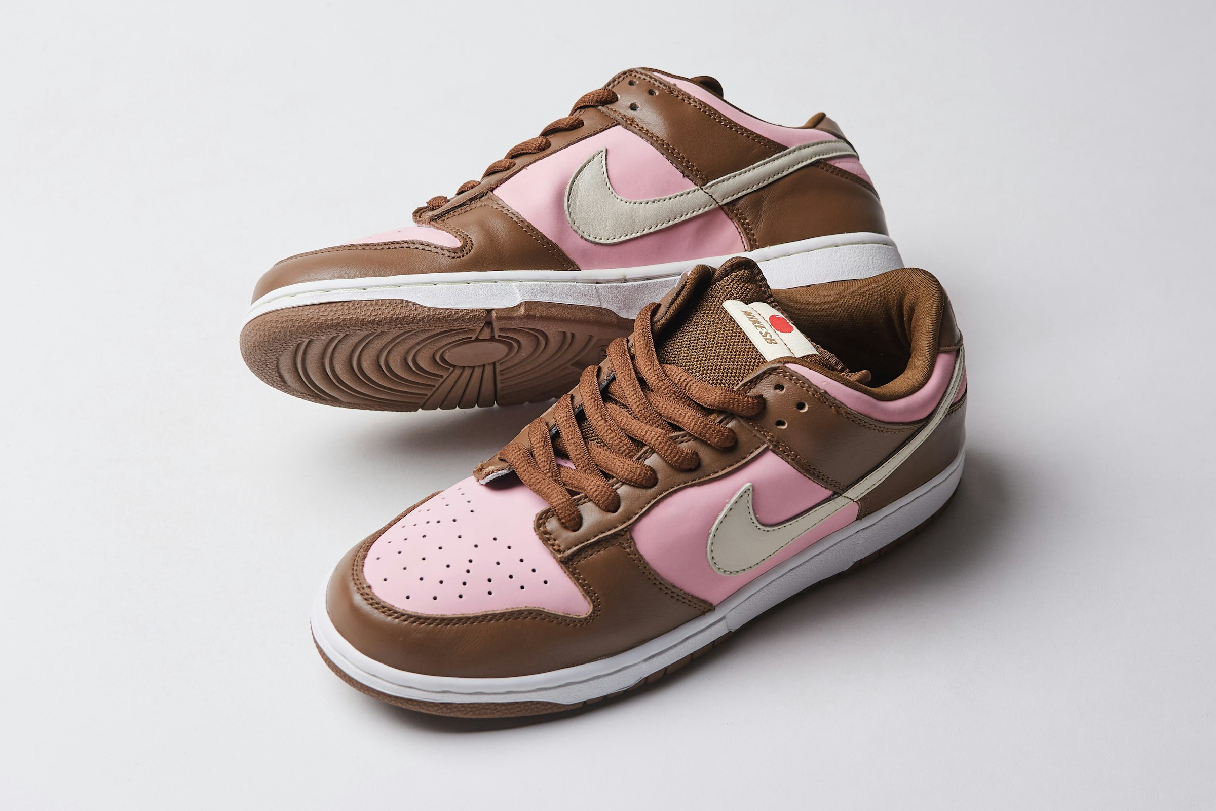 The first collaboration model between the apparel brand 'STUSSY' and 'NIKE SB'. This design, created by Stussy's brand manager Robby Jeffers, featured a cherry on the shoe tongue – a nod to his favorite dessert, hence the nickname 'Cherry DUNK'