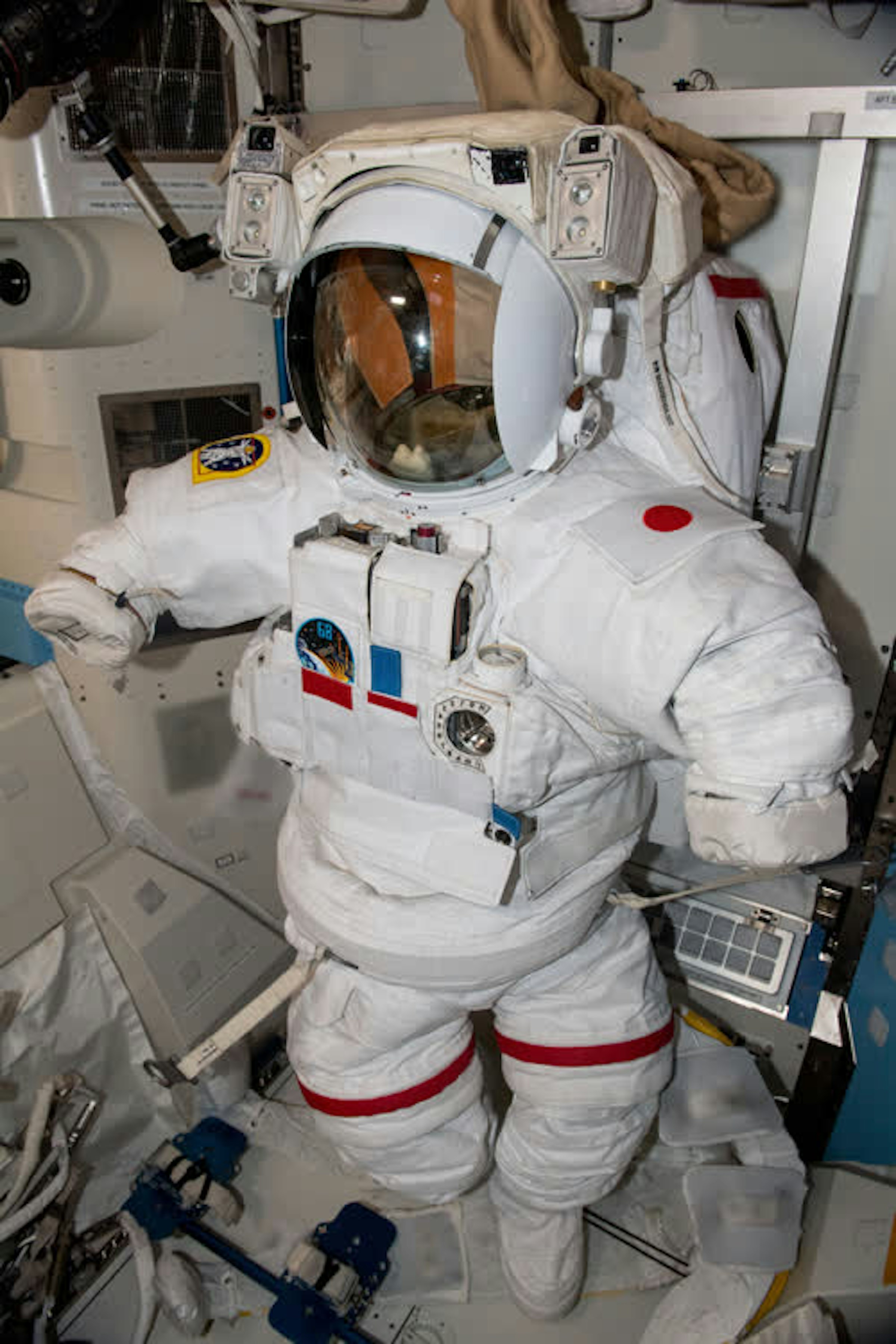 若田宇宙飛行士が船外活動（EVA）で着用する船外活動ユニット（EMU）　（©JAXA/NASA）