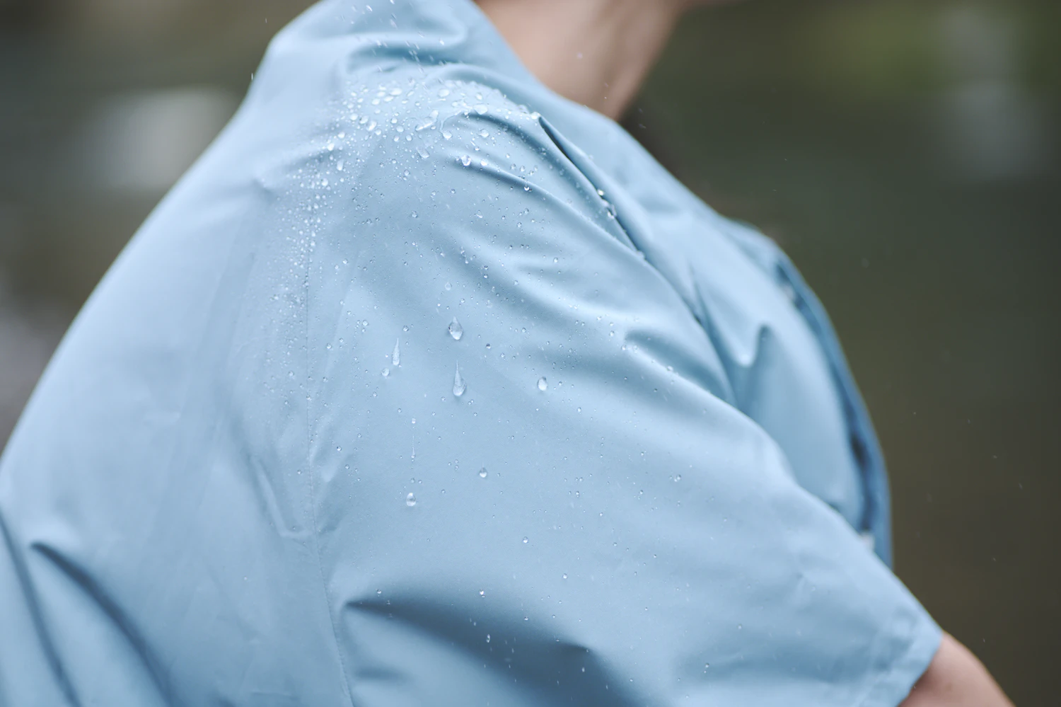 日本の伝統的な雨具・蓑(みの)から着想を得た機能素材「MINOTECH」を採用。軽量で肌離れがよく、撥水性や通気性も備えている
