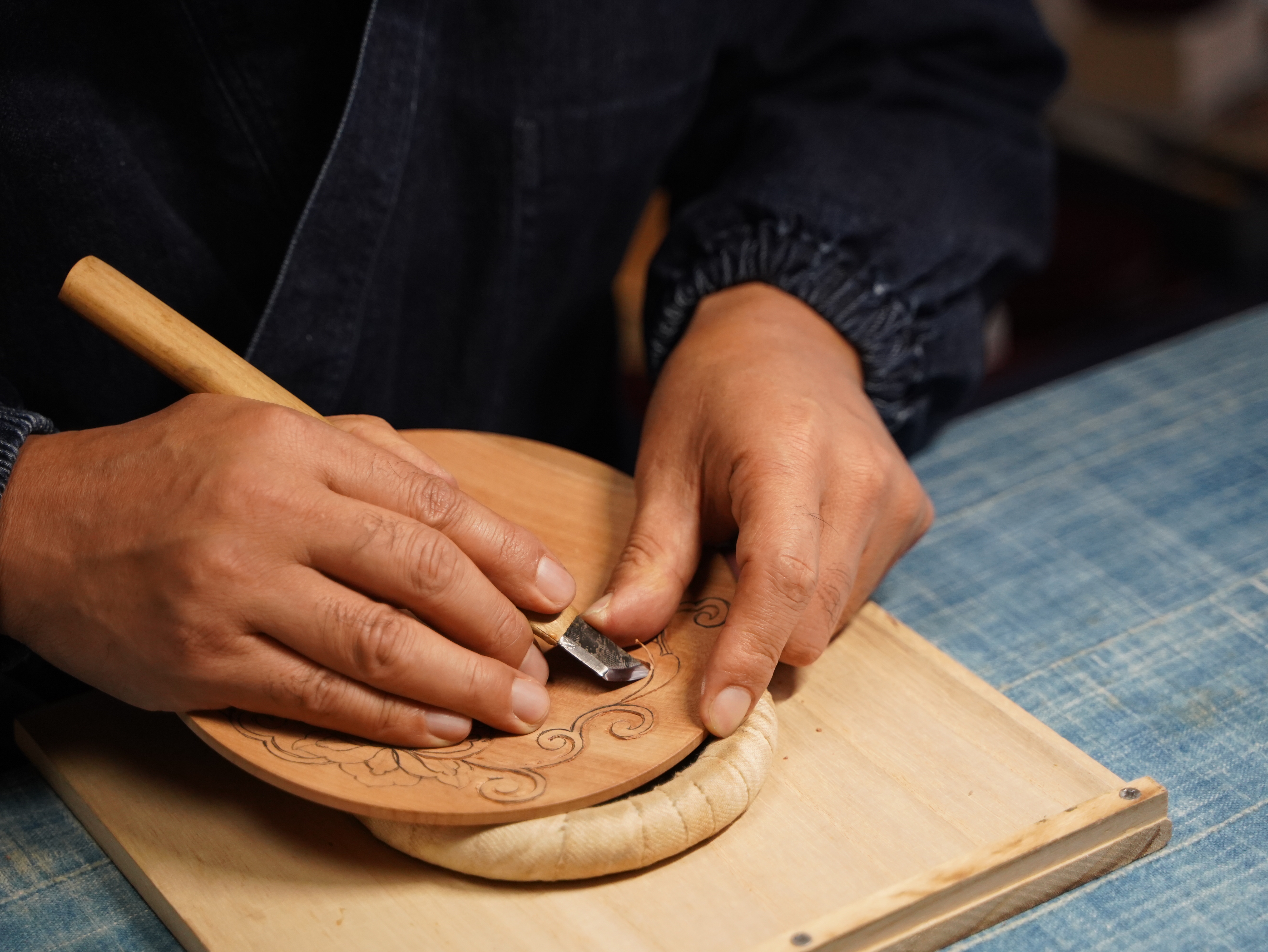 無言の対話」で切り拓く、伝統と現代をつなぐ鎌倉彫の新たな境地 | Artisan