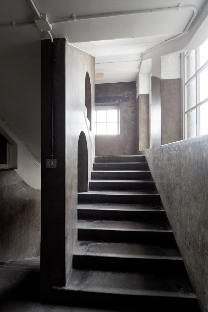 グラスゴー美術大学 マッキントッシュ棟 内部階段 ©McAteer Photograph. <br>画像提供：グラスゴー美術大学