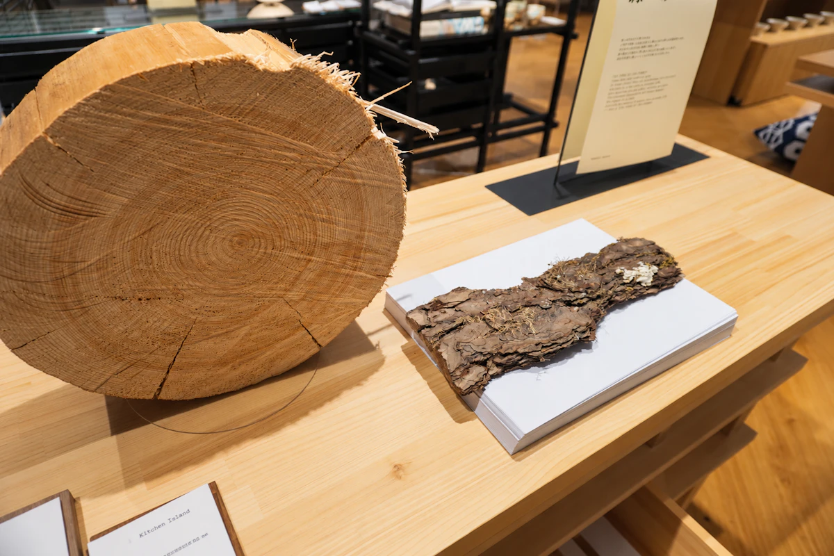 オリジナル家具に使用されるヒノキの丸太。売り場に芳しい香りを広げ、圧倒的な存在感を放つ。