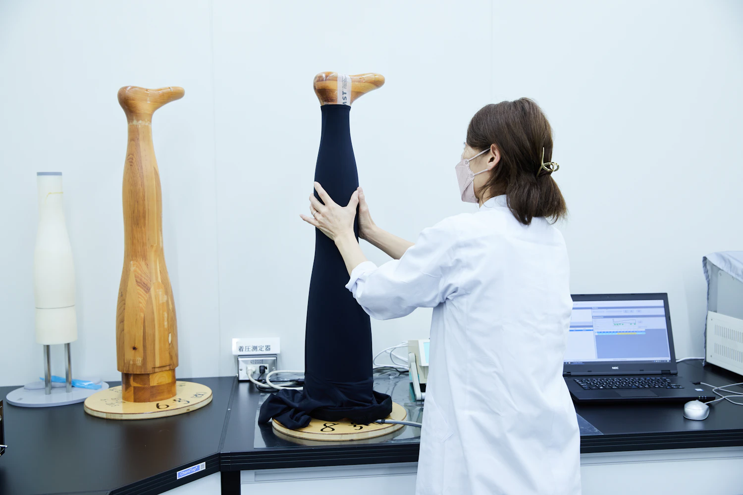 段階着圧を実現するための着圧試験機。脚型は日本人のデータをベースに作られている