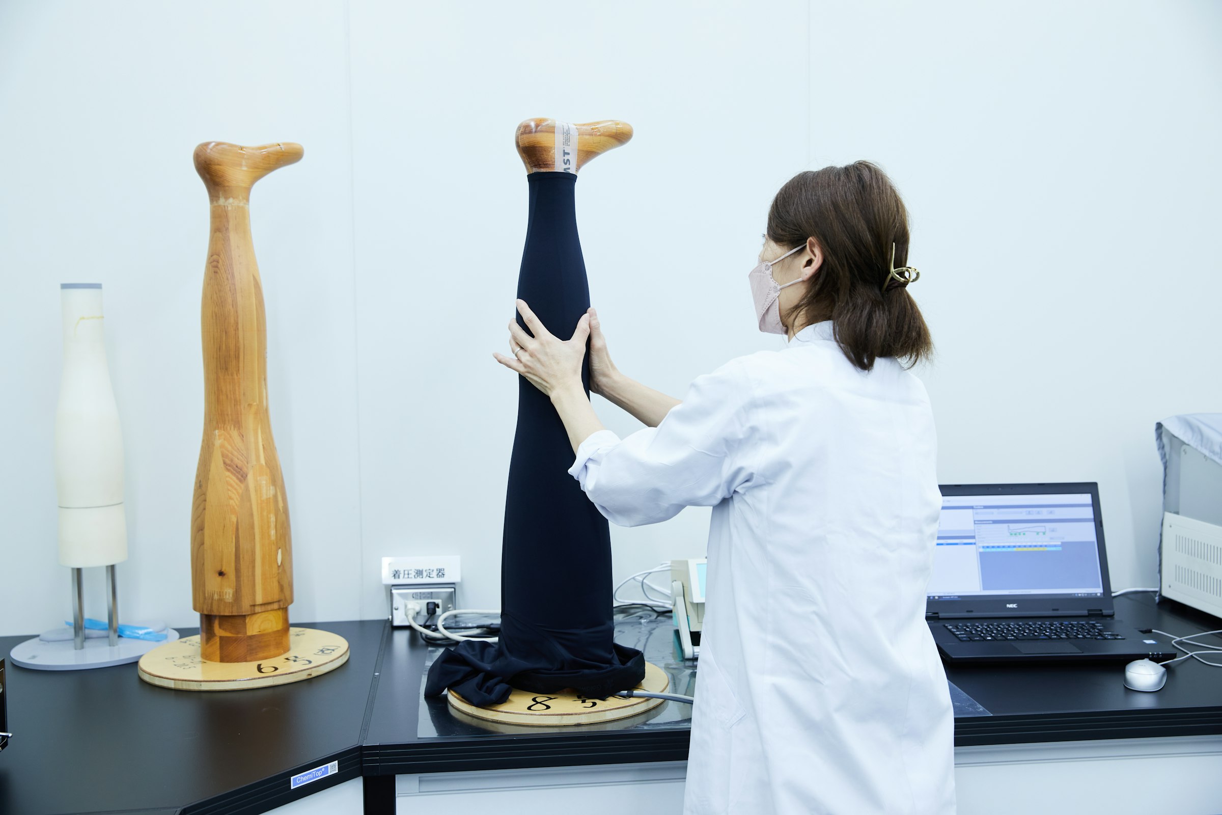 画像: 段階着圧を実現するための着圧試験機。脚型は日本人のデータをベースに作られている