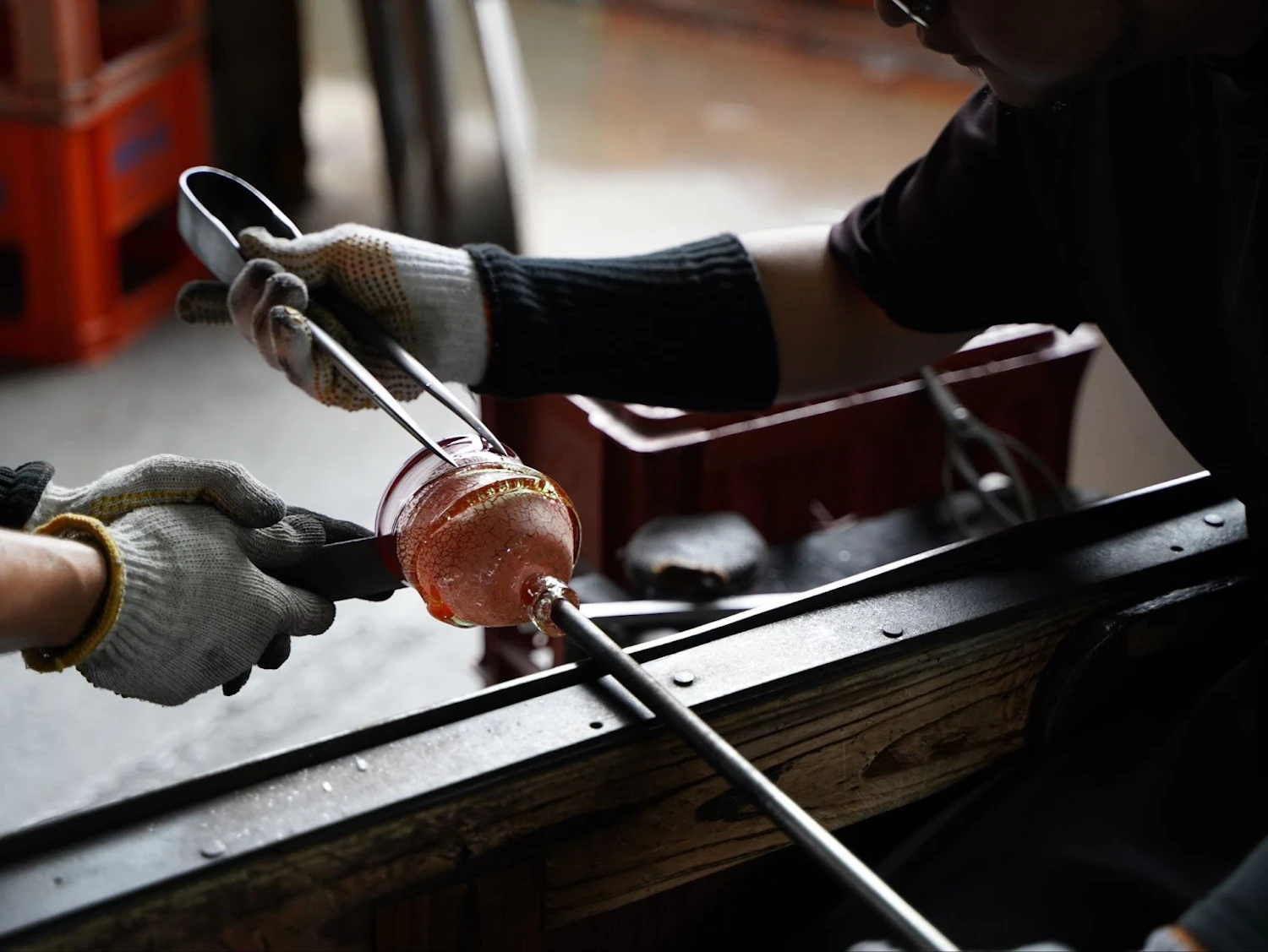 宙吹ガラス工房 虹が継承する「人真似をしない」創造の精神