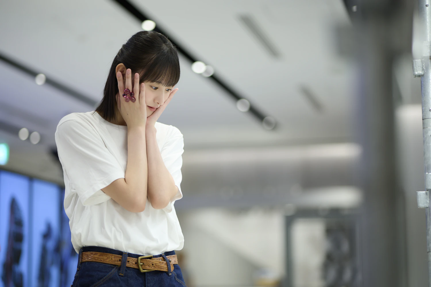 悩みながらもスニーカーを選ぶ遠藤さんの顔は真剣そのもの