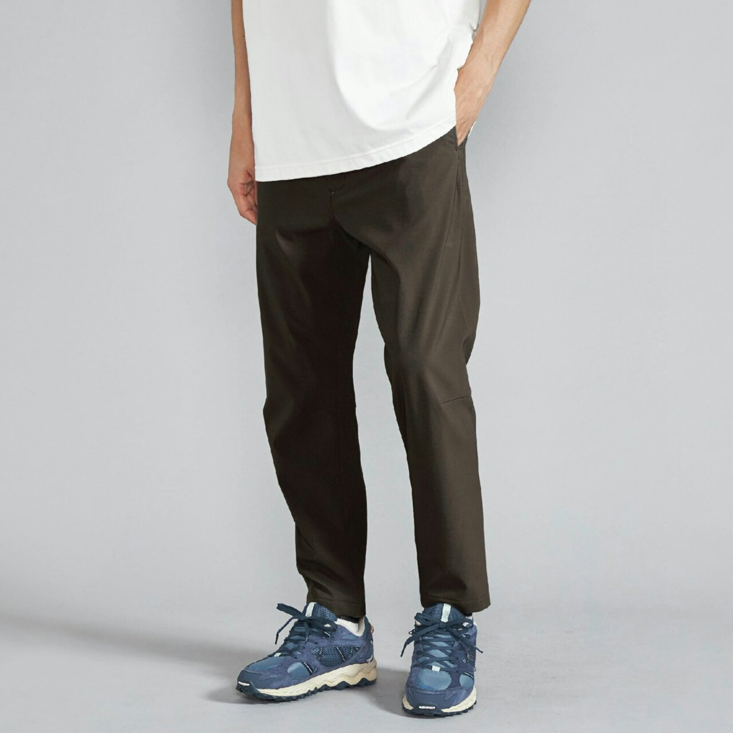 「ストレッチ撥水テーパードパンツ」9,900円（税込）