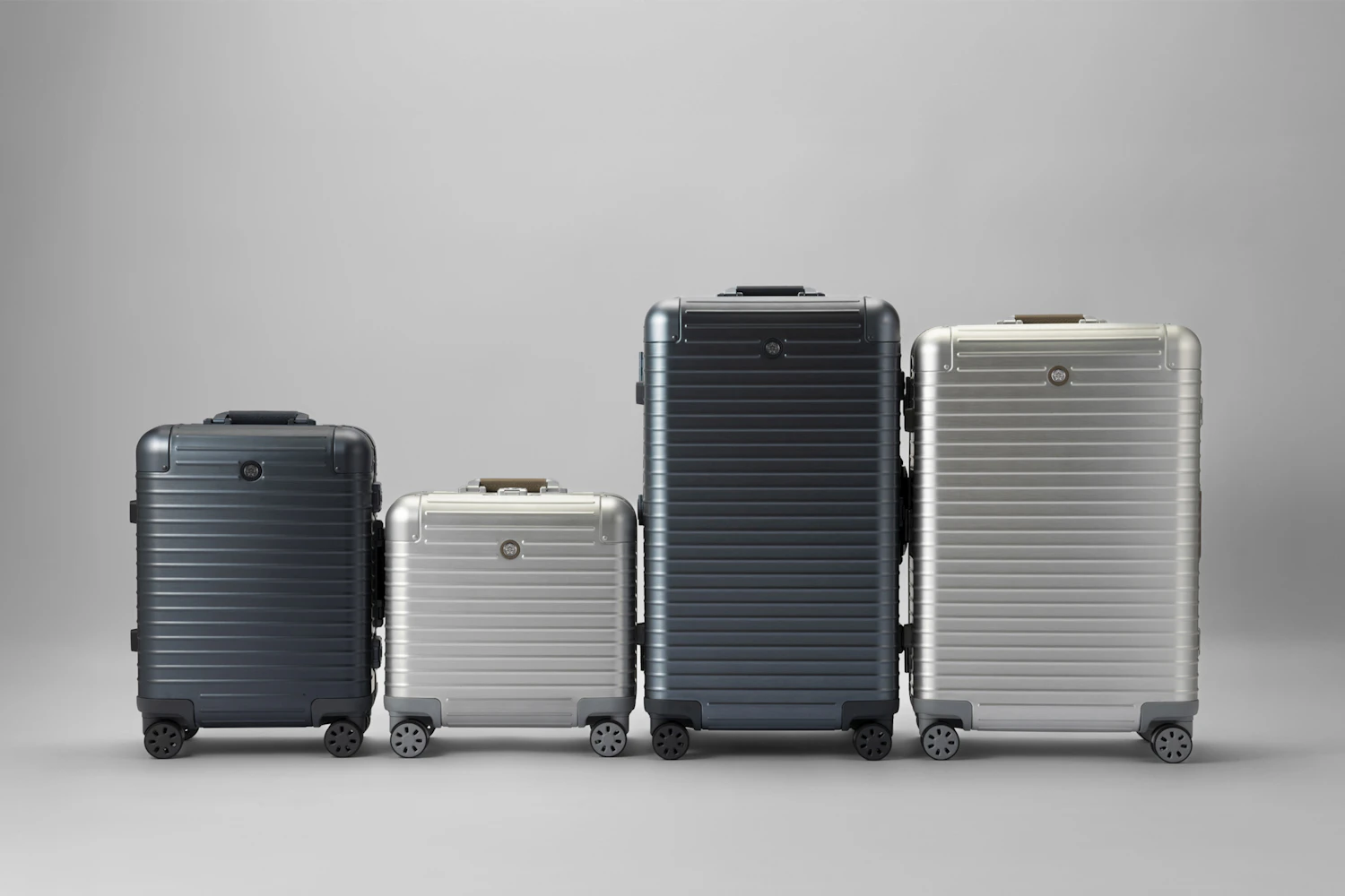 カラーはディープオーシャン、シルバーの2色展開。左から、36L・165,000円／30L・154,000円／98L・203,500円／71L・187,000円（すべて税込価格）