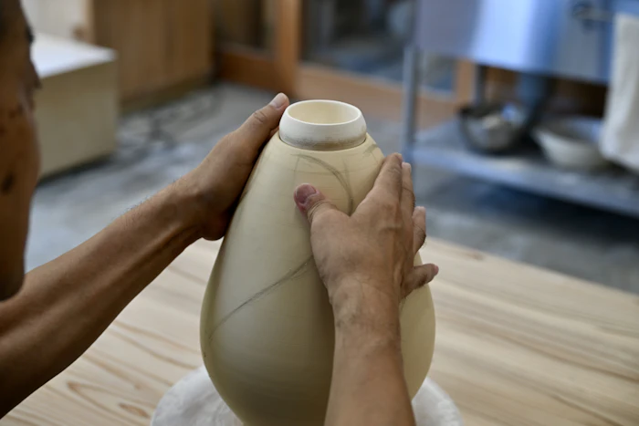 The faceting process, which requires a more delicate control of force than it appears.