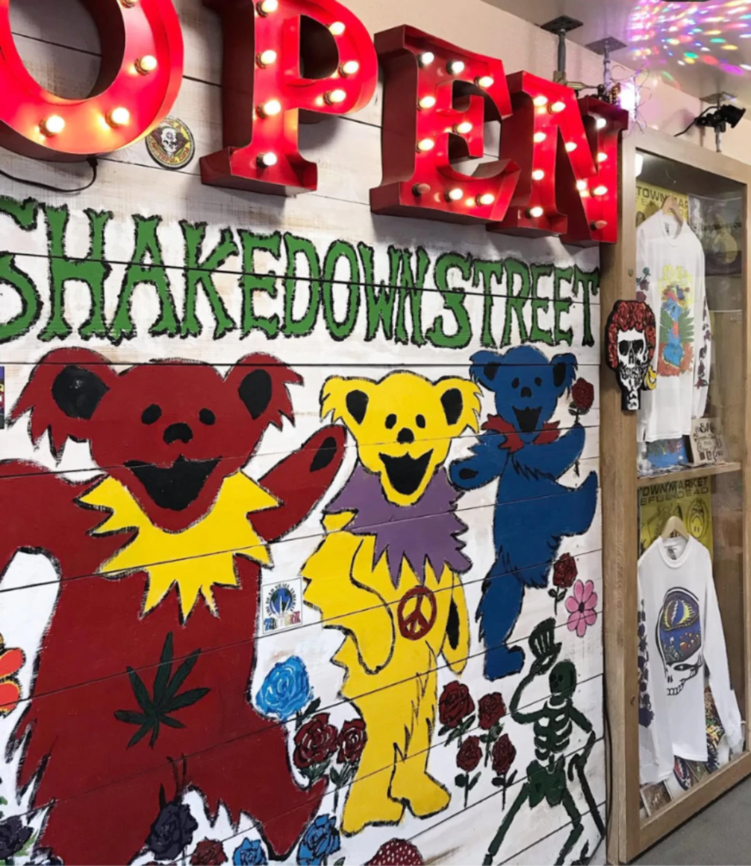 原宿にある２号『SHAKEDOWN STREET』。 デッドベアの看板が目印の2号店は、デッドベアに関するグッズも多く取り扱っている