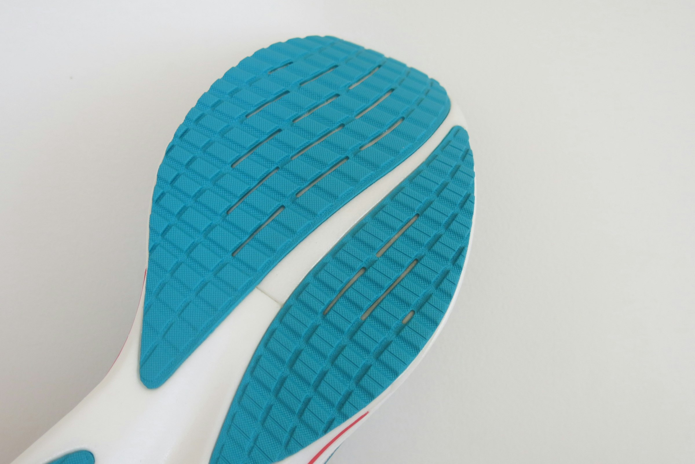 前作よりも接地面積が広がったアウトソール