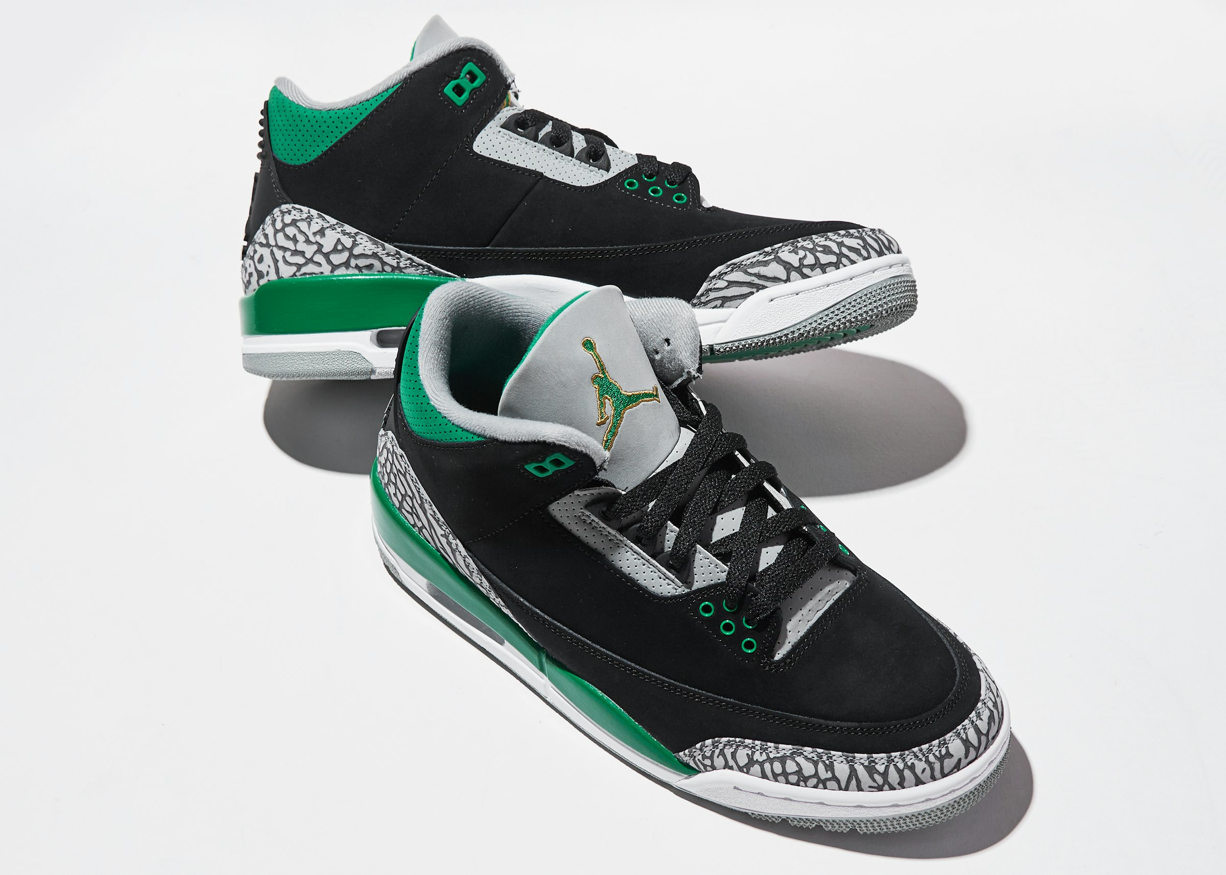 オレゴン大学のチームカラーを彷彿させるデザイン。アッパーにはブラックのヌバックレザーを採用。パイングリーンのアクセントと、シュータンに入るジャンプマンの縁取りにイエローが入ることで、“オレゴンダックス”のカラーリングに。30,800円（税込）