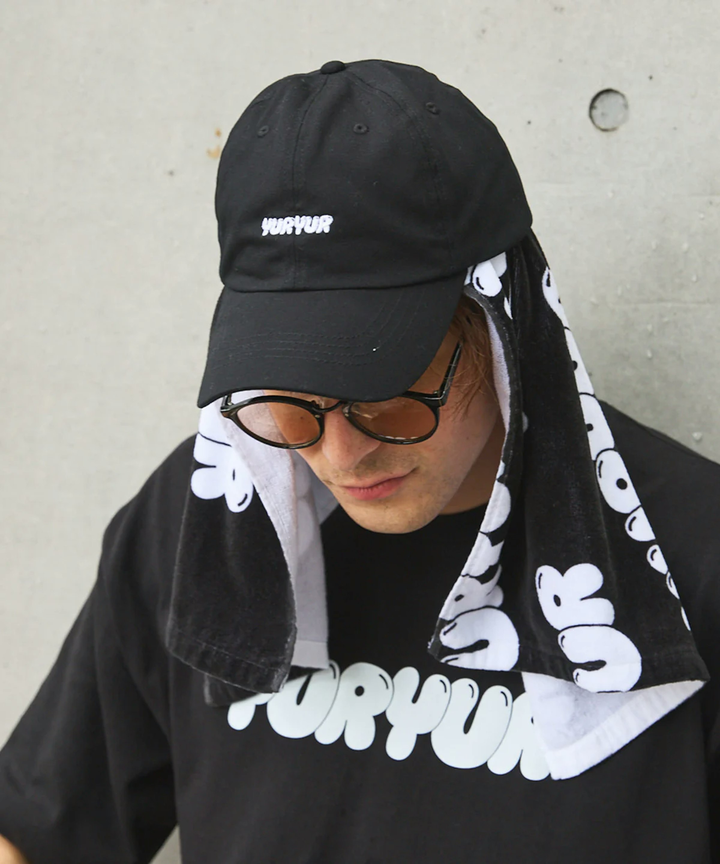 芸能人がパパラッチされるときにかぶっていそうなキャップをイメージ。「芸能人キャップ」6,930円（税込）