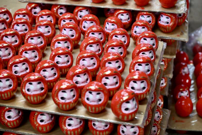 紙から生まれ、人の願いを運ぶ：高崎だるま職人の手仕事