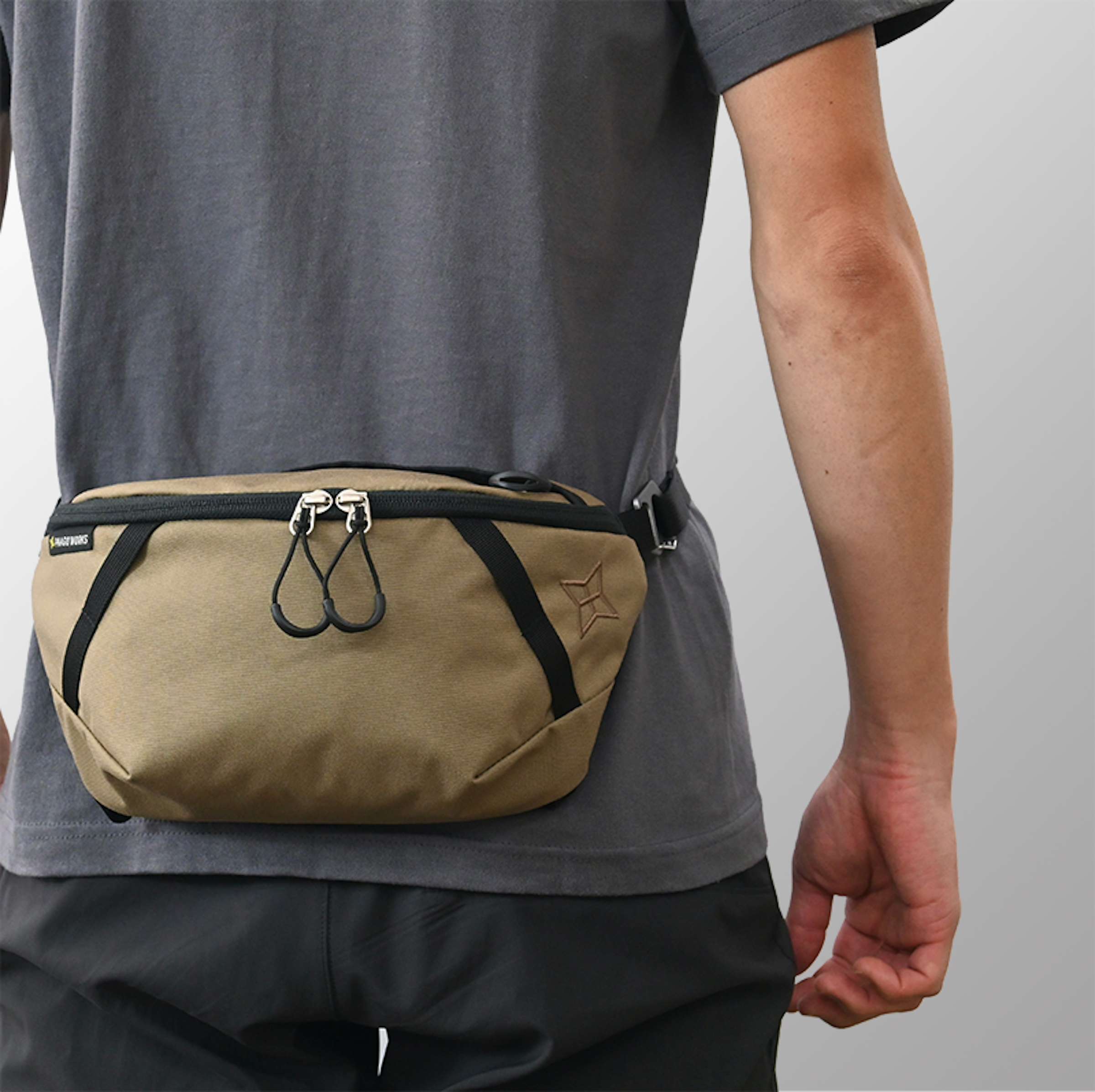 With an adjustable length of the included belt, it can be used as a waist bag. The center of gravity is again closer to the body, providing stability.
