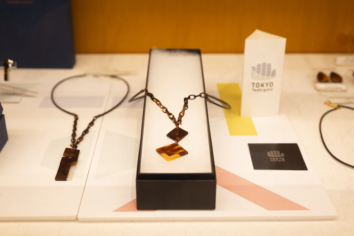 東京手仕事プロジェクトで発表した「Neo bekko」。アクリルとべっ甲を組み合わせることで、ネオクラシックな世界観を表現した。