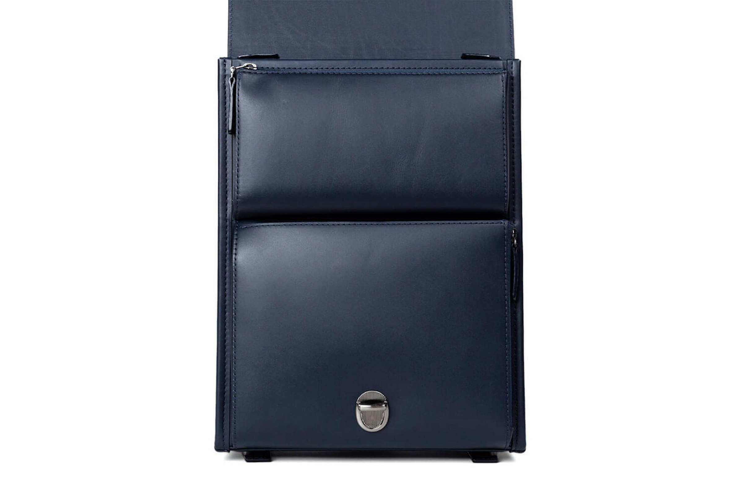 カブセを上げるとポケットが2つ付いている