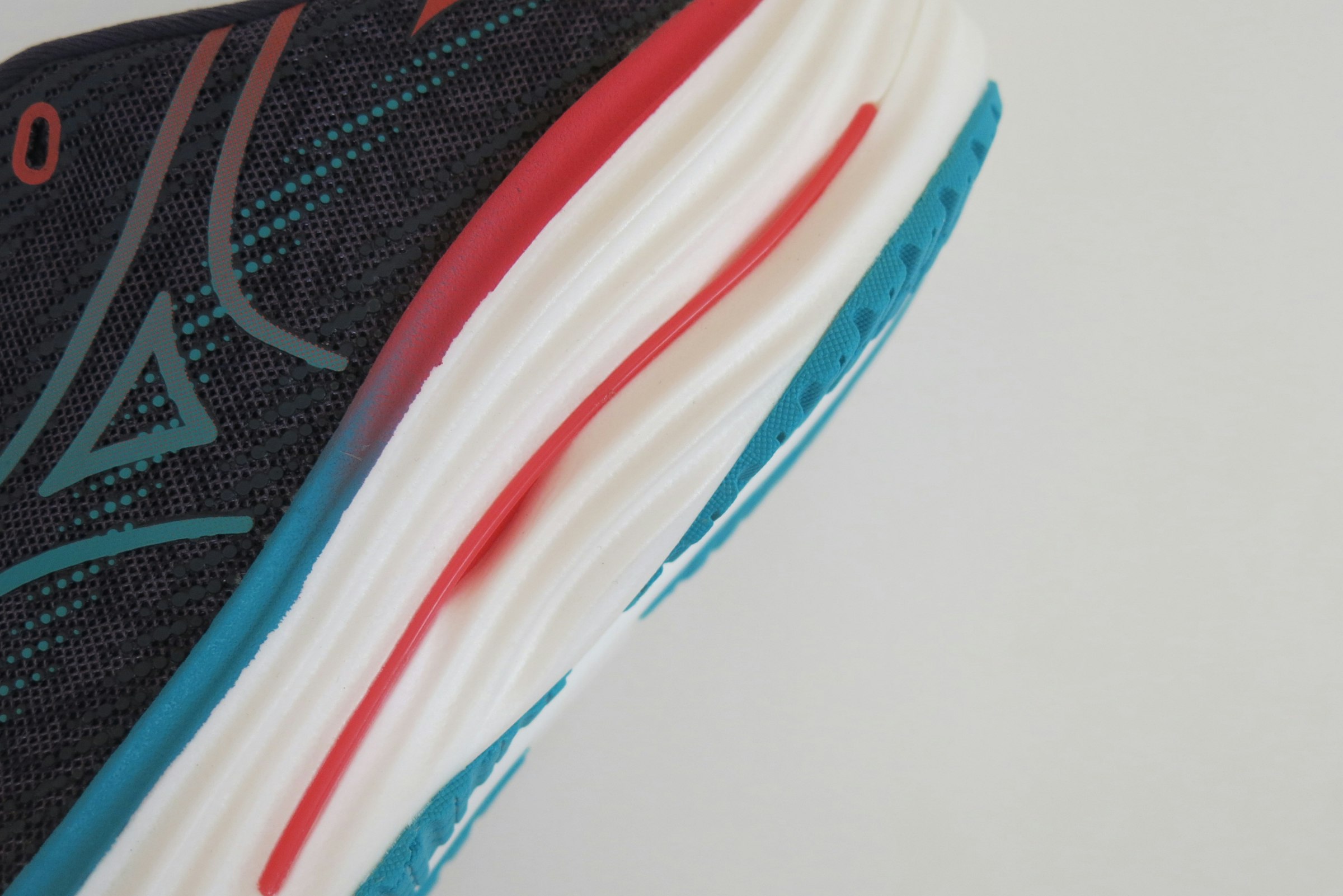 ミッドソールの間に搭載されたウエーブプレート。着地から蹴り出しまでの体重移動をスムーズにする