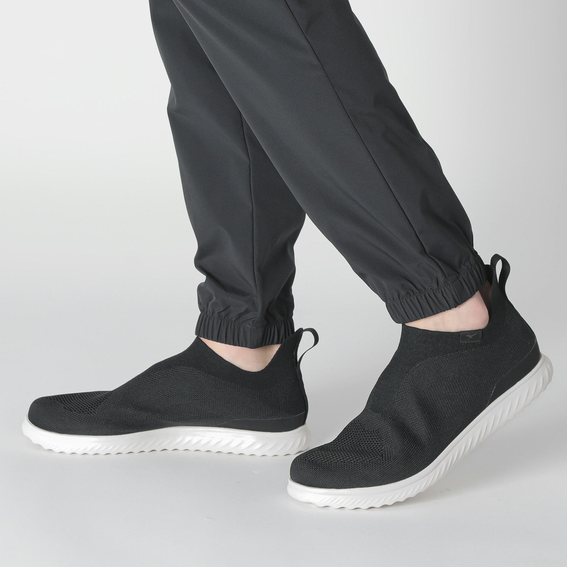 スポーツウエアにも違和感なく馴染む、ブラックアッパーのモデル