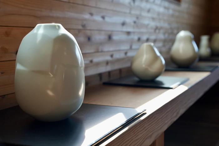 その時々で、さまざまな表情を見せる白磁