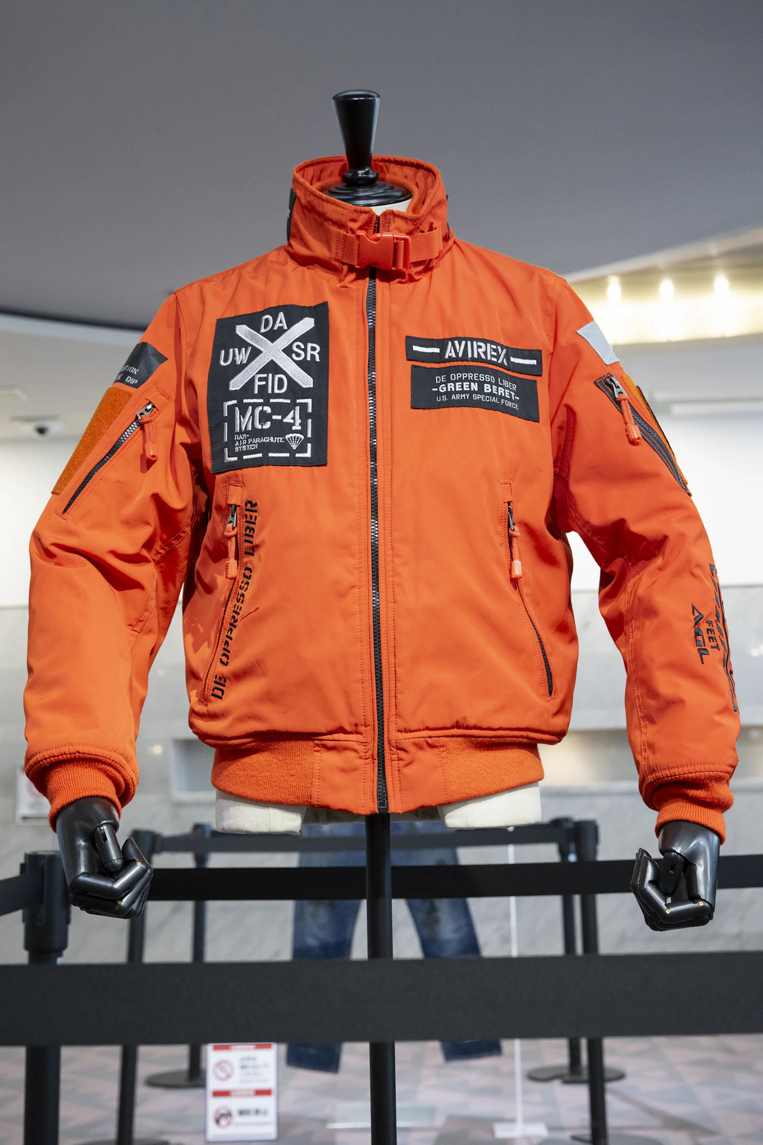 優里さんが愛用していたAVIREX MA-1 （Modified Model）。ファンを中心に多くの人だかりができていた