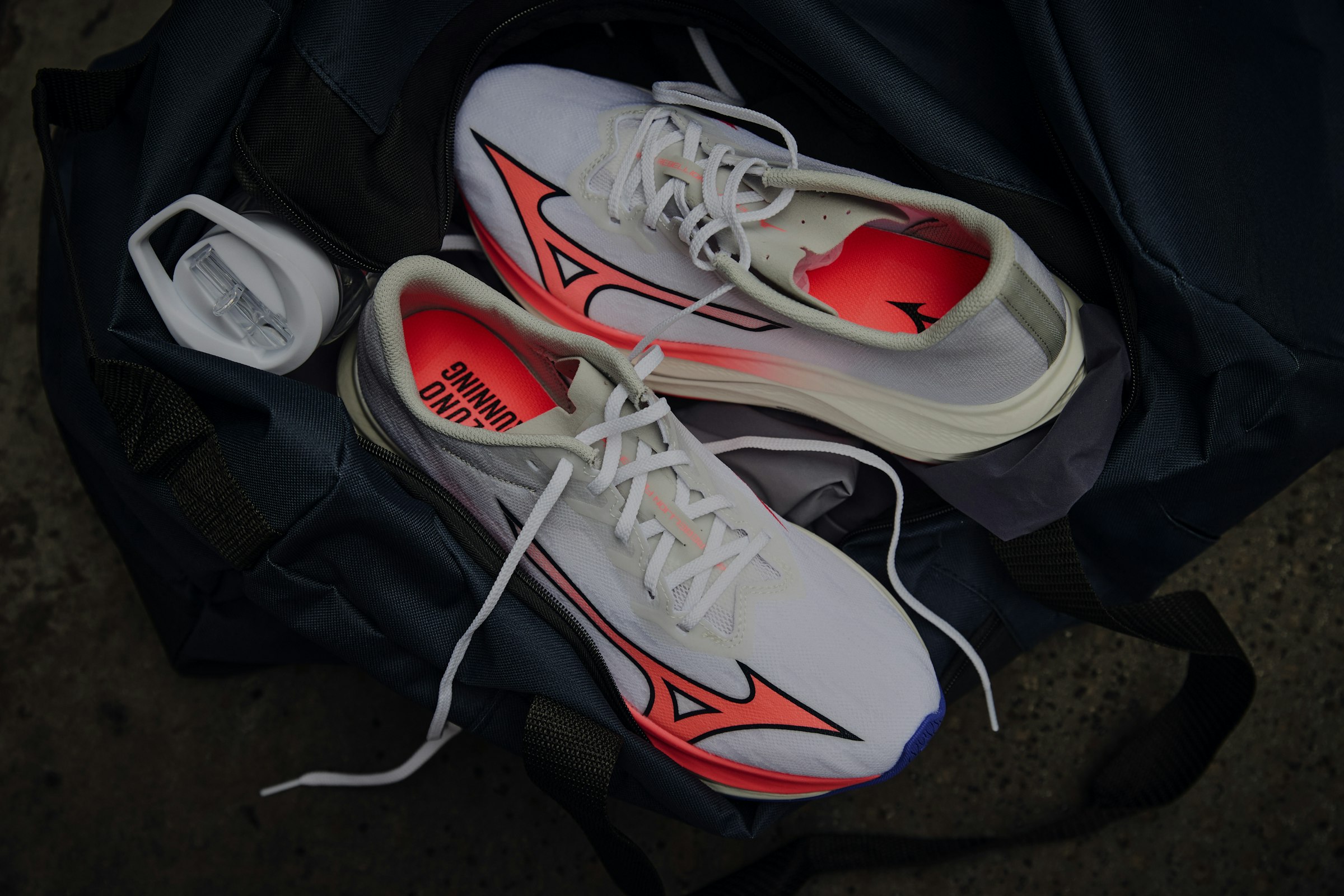 高機能ミッドソール素材を搭載し、クッション性、反発性が大幅に向上したレーシングシューズ「ウエーブリベリオン フラッシュ 3」20,900円（税込）