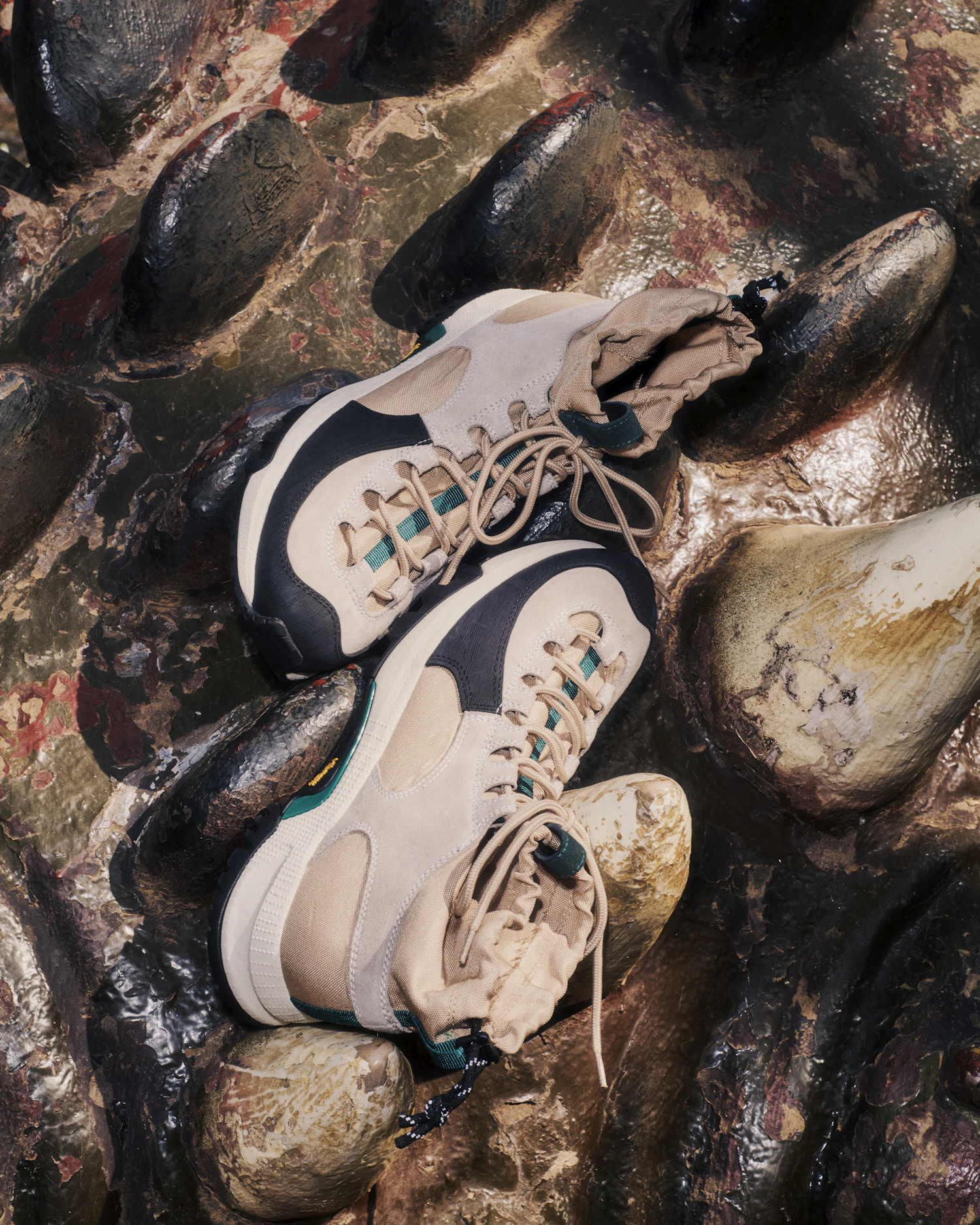 The first series by "Tomo＆Co." to feature a guest designer. This edition invites "bal" designer Kabaya, presenting an authentic trekking shoe in nostalgic colors at 47,500 yen (tax included). (www.tomoandco.jp)