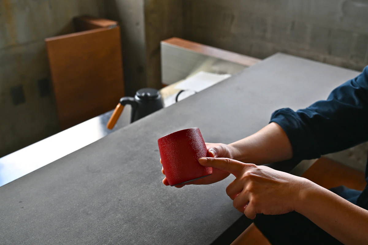 ざらっとした手触りで、モダンな模様のコーヒーカップ