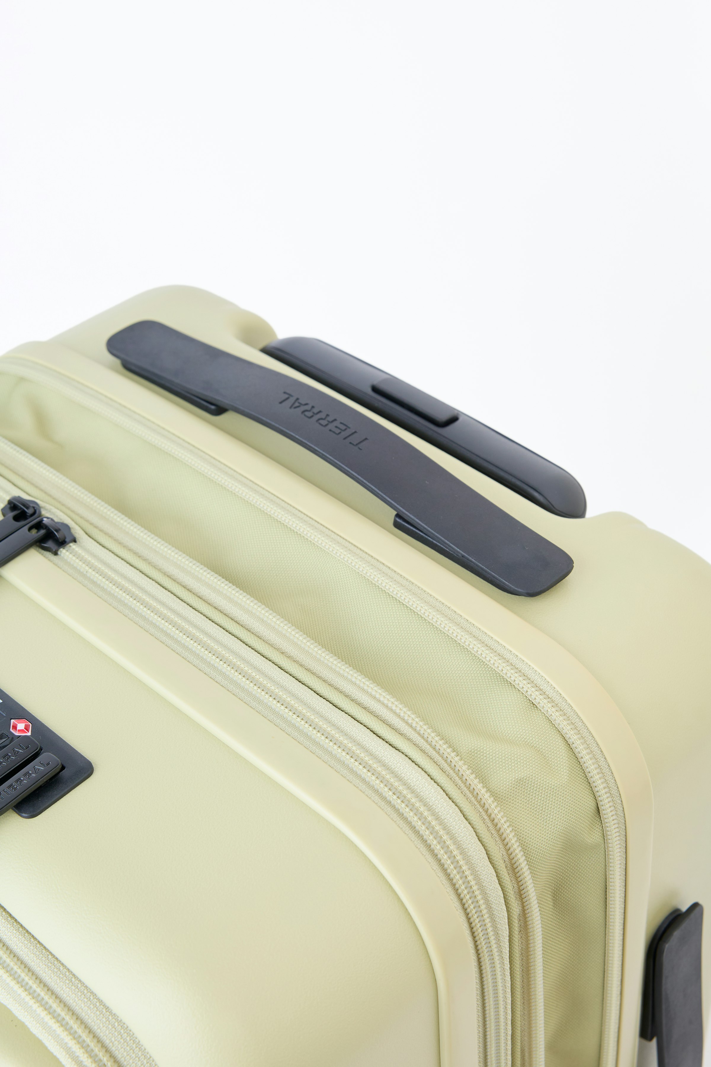 ファスナーを開けることで拡張できる。荷物量に応じて調節が可能に