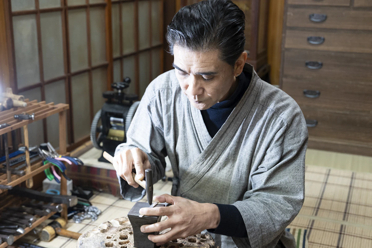 不易流行を生きる──江戸銀師400年の技を受け継ぐ東京銀器・日伸貴金属の現在地