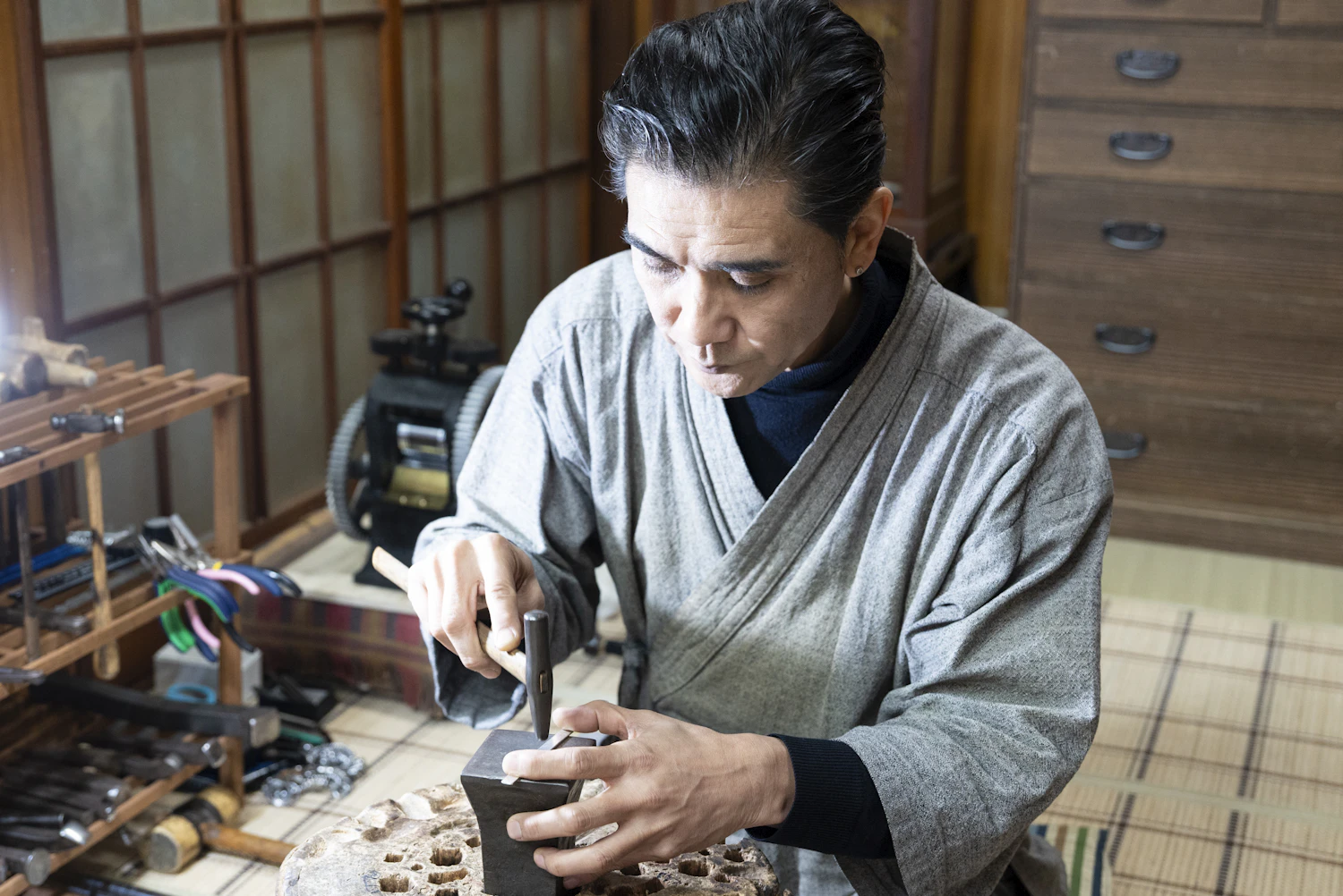 不易流行を生きる──江戸銀師400年の技を受け継ぐ東京銀器・日伸貴金属の現在地