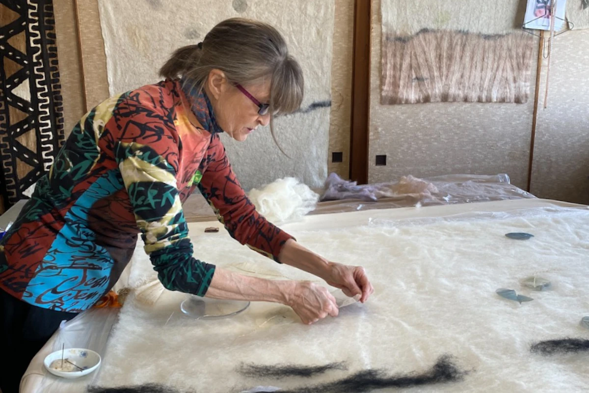 羊毛と葉脈だけを残した葉を丁寧に重ね合わせた、透け感のあるフェルト作品