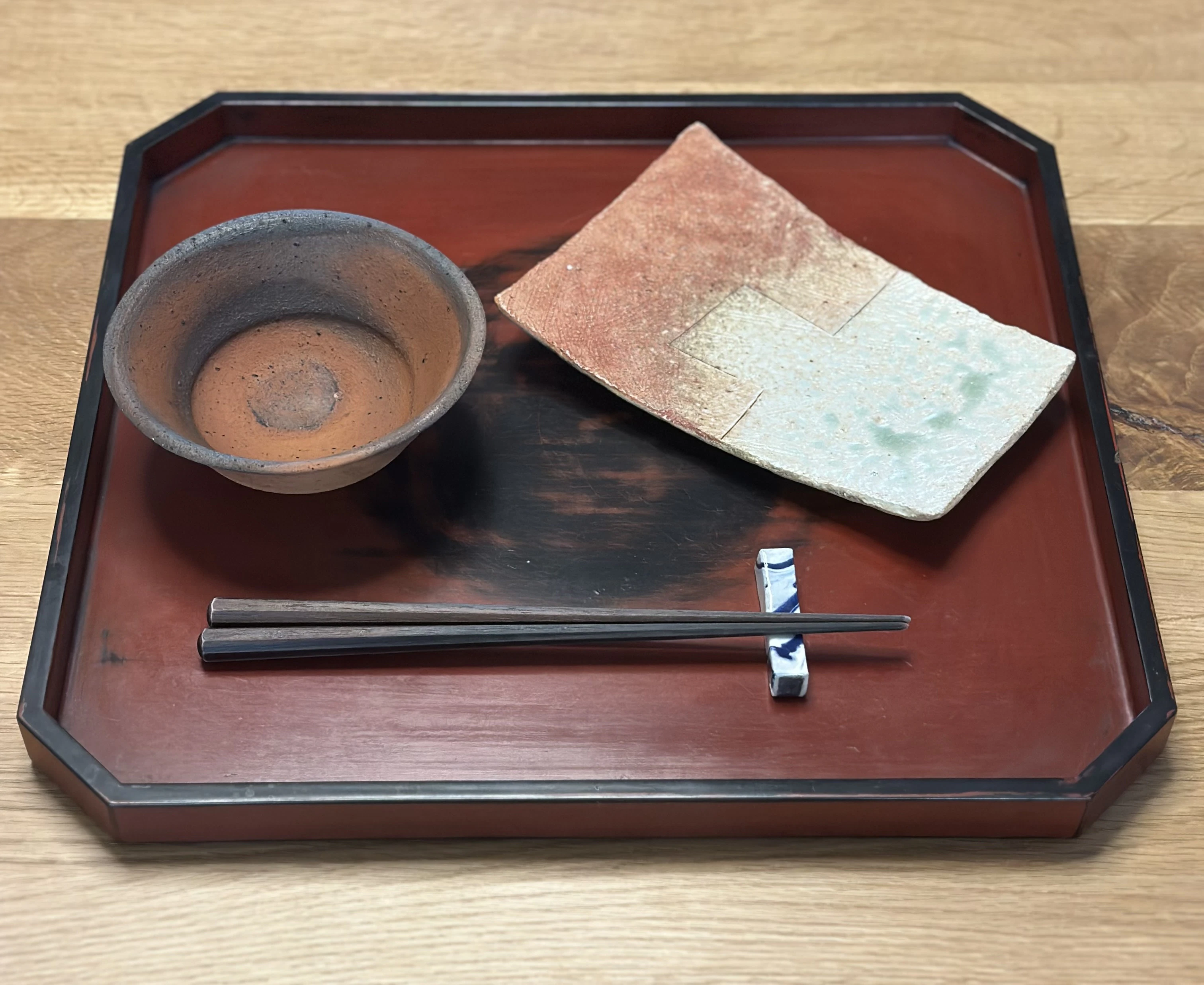 The crafts Robert uses in his daily life<br>Negoro tray by Okura Tatsuo, hashioki by Setsu Junji, Karatsu-Nanban small bowl by Nakazato Taki,rectangular ash-glazed plate by Kako Katsumi