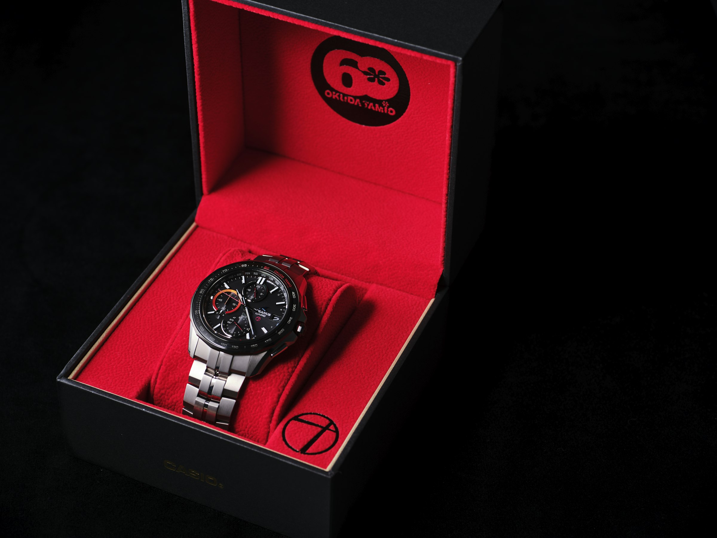 今回のコラボモデルのボックスには、ゴールドの箔押しによる60の文字が採用されている。ボックスの中も還暦にちなんで、赤というこだわりよう