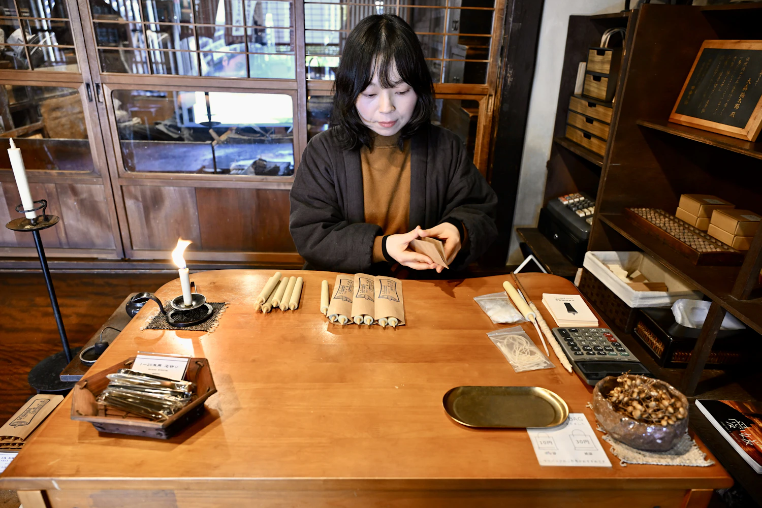 細く、長く、灯りを届ける：妻が支える“続けるための仕事”