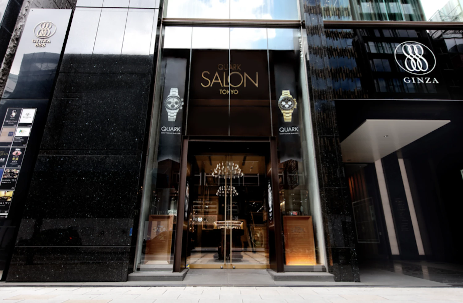 「ロレックス専門店 クォーク銀座店」は、1998年 に創業した新品、中古品、 ヴィン テージロレックスを専門に扱う「ロレックス専門店 クォーク」の旗艦店。同店は専門知識を持つスタッフによる買い取りや全国展開 (18店舗)に よるたしかなアフターサービス、最長 12年間の長期保証を 強みとする