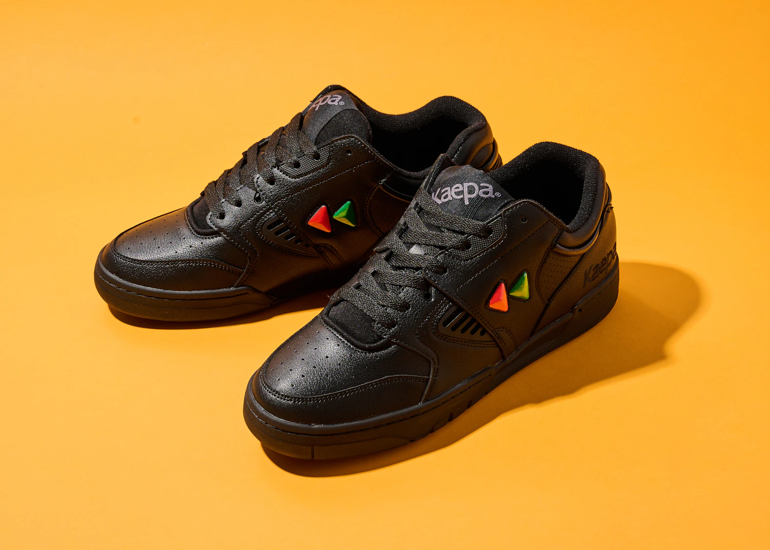 1992年にテニスカテゴリーから生まれた「1270」。ブ  ランドの50周年を記念して90年代の名作が復刻された。各16,500円（税込）