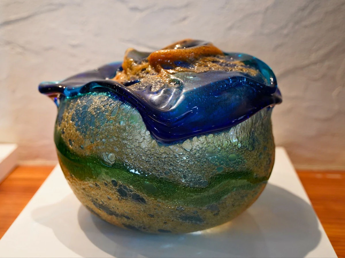 作品名：茶泡三色巻花器壺<br>偶発的に生じた泡の模様が唯一無二の作品となる「虹」の「泡ガラス」