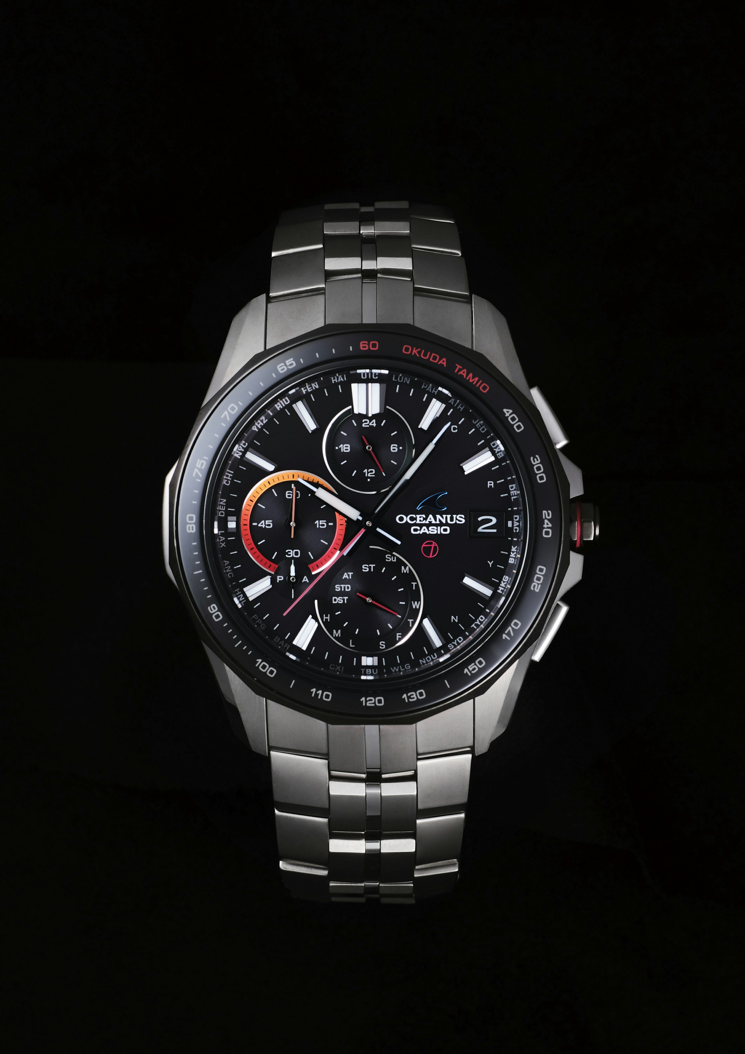 奥田民生×オシアナスのコラボ第2弾。「OCW-S7000」をベースに秒針を赤にするなど、民生さんの意見を取り入れた遊び心あるディテールがふんだんに詰まっている。242,000円（税込）