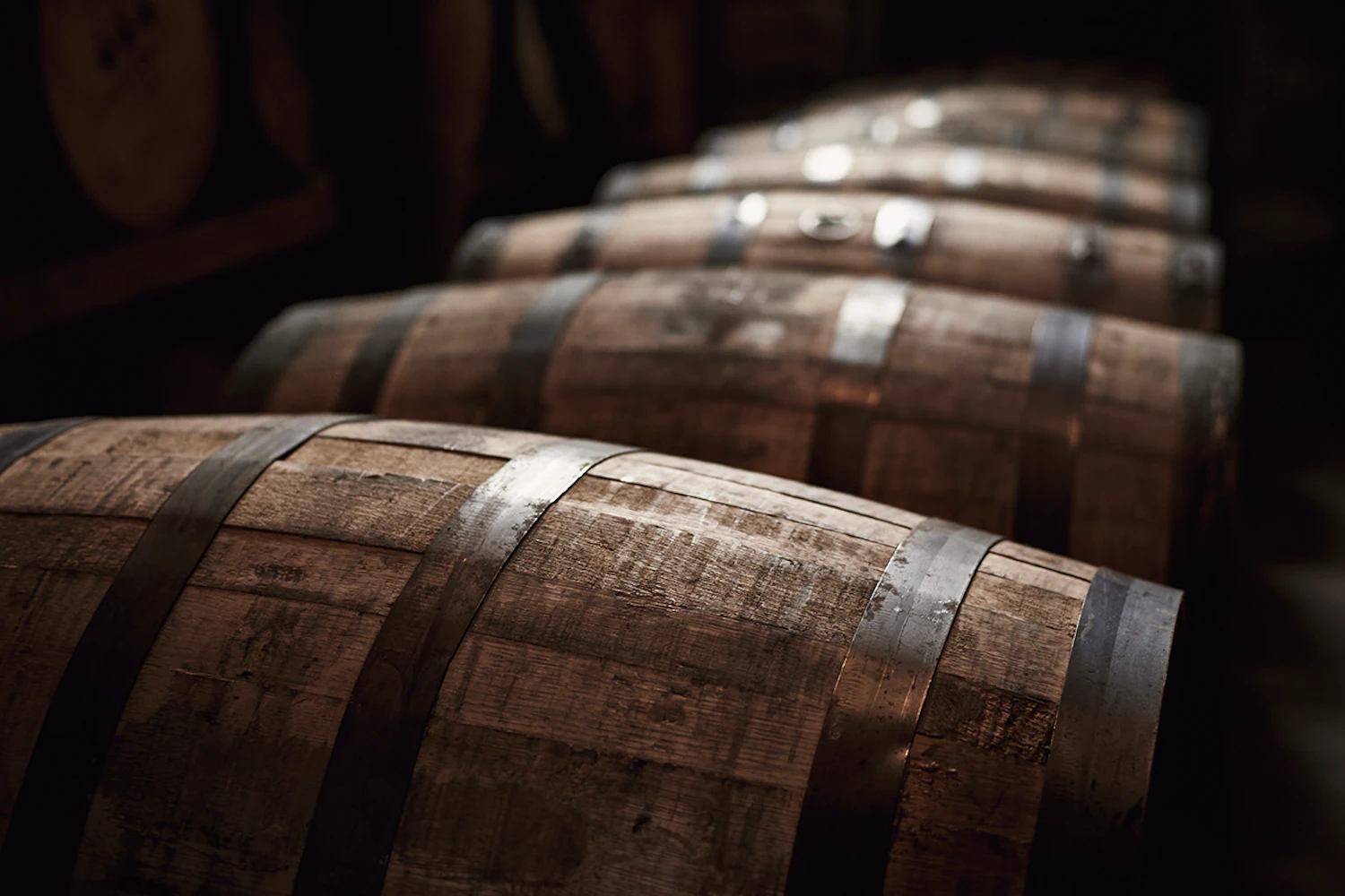 ウイスキーの樽材エキス[1]。ウイスキーの熟成に用いられる「熟成樽材」の1つ「スパニッシュオーク樽」から抽出したサントリー独自の成分。肌荒れを防ぎ、しっとり感のある肌へ導く。ちなみにスパニッシュオークはポリフェノールを豊富に含んでいる