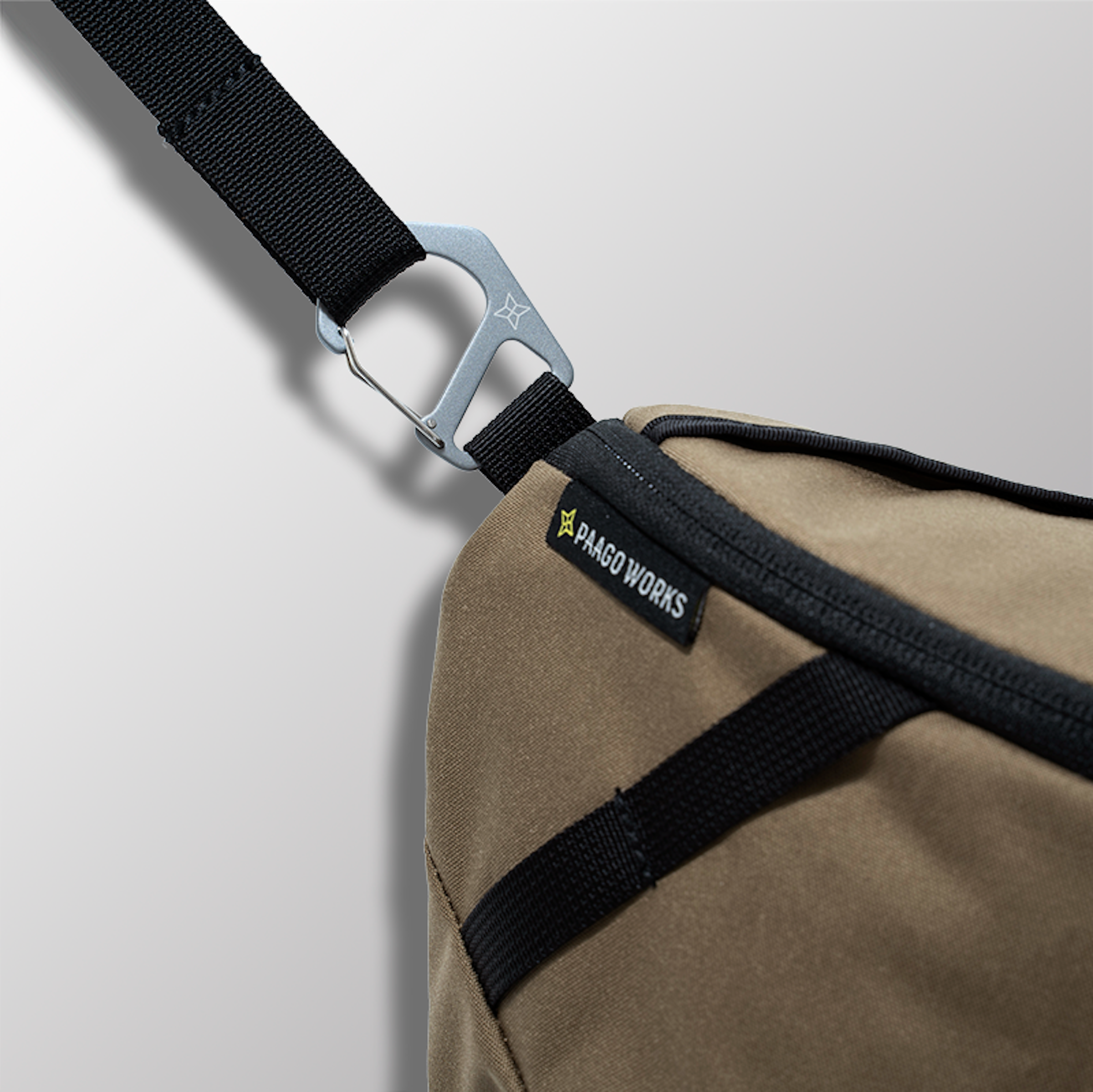 The uniquely designed G-hook is attached to the main body of the bag. It can hang the belt or be hung inside a tent. Whether it's hanging on a chair in the office, hanging on clothes, trousers... indeed, the use cases are endless.