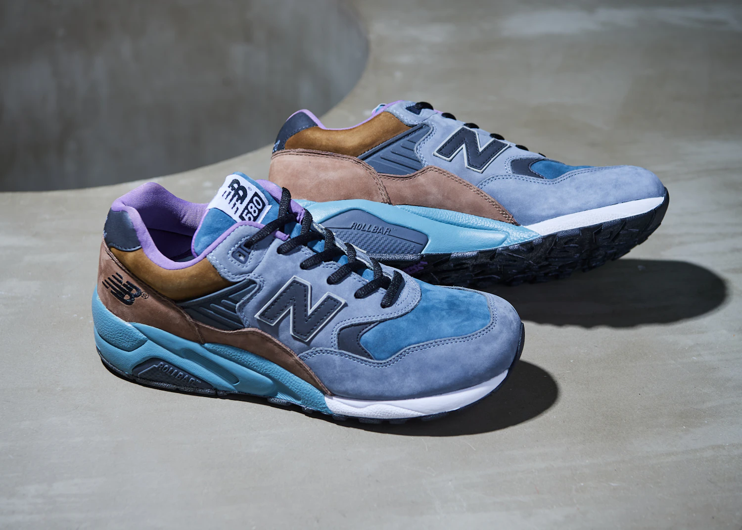 Above is the first collaboration of "MT580 HECTIC × mita sneakers," released in December 2000. The calm earth-tone coloring followed the original colors. Below is the 11th collaboration, released in May 2008, featuring an outstanding color combination from the second and third collaborations released in 2001 (Reference product)