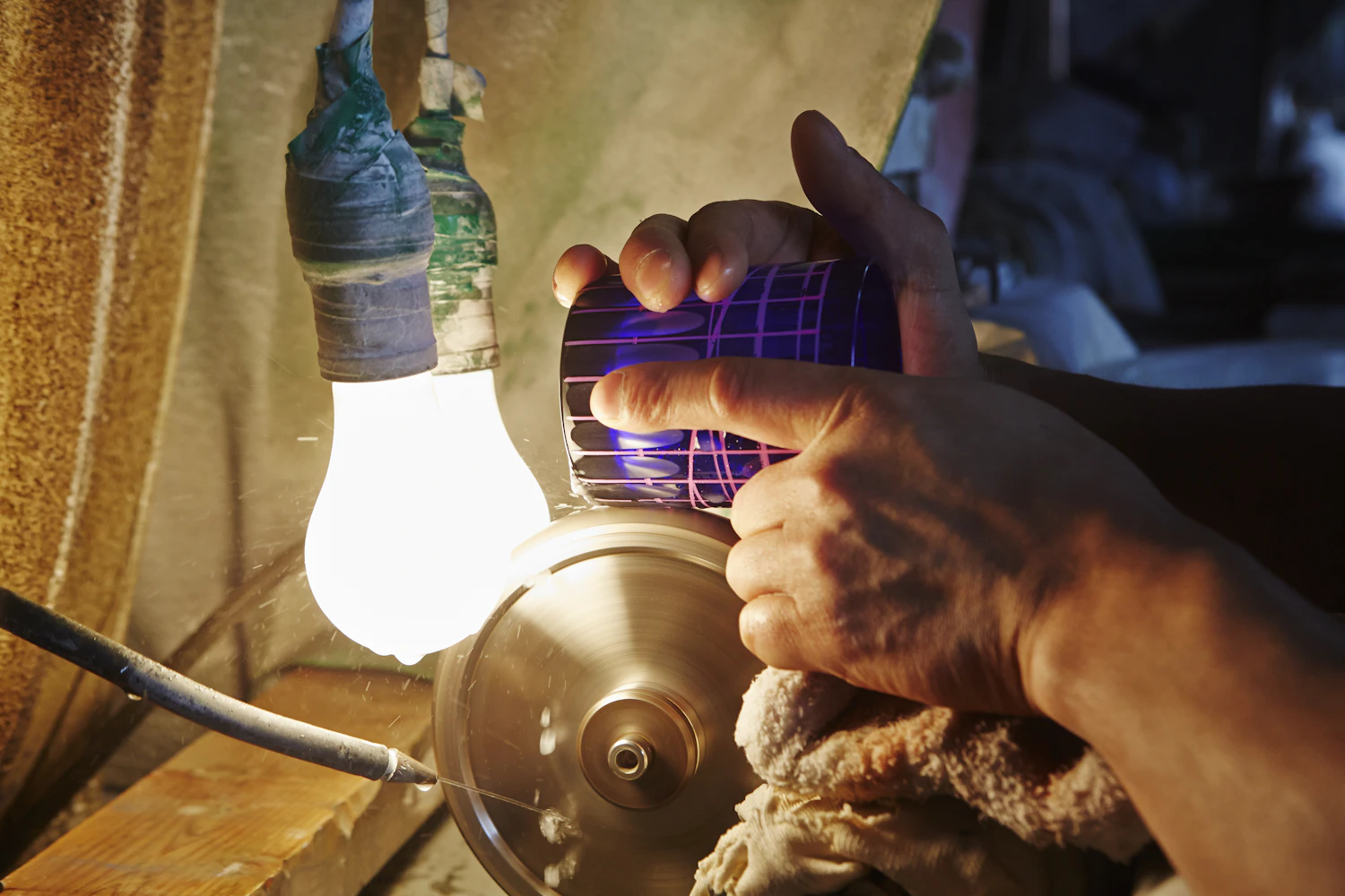 ガラスという沈黙のパートナー、江戸切子の輝きを支える素材との対話