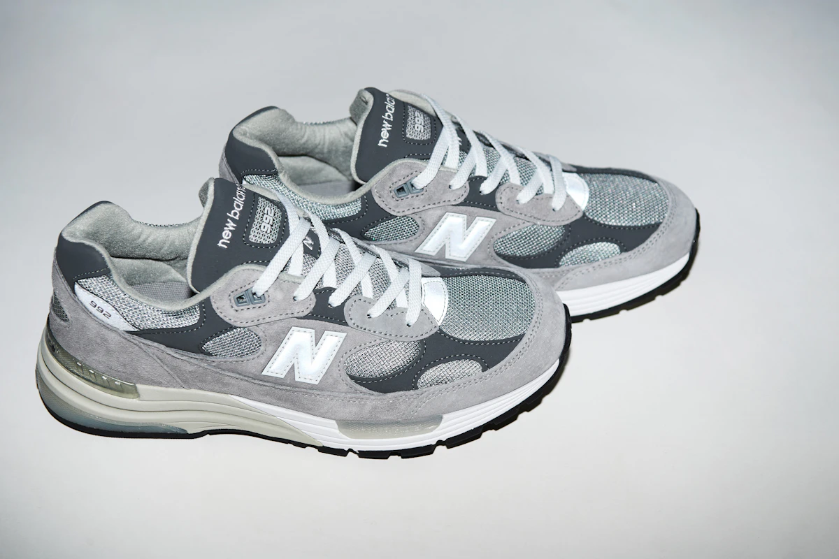 創業100周年記念モデルとして誕生し、 スティーブ・ジョブズ氏が愛用していた ニューバランス「992」の歴史と魅力とは？ | fashion tech  news