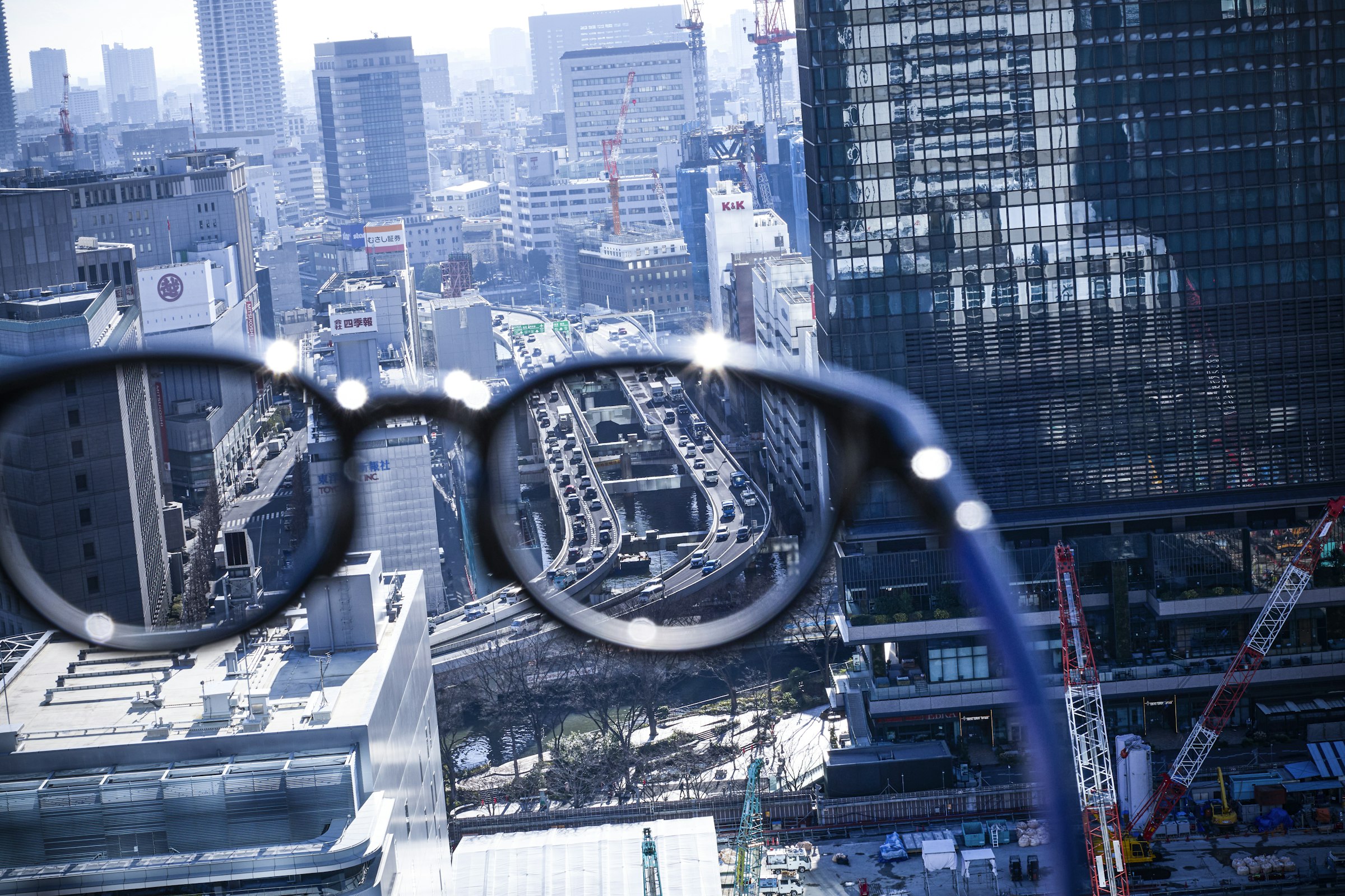 街の風景を自然に映す、グレーカラーの偏光レンズ