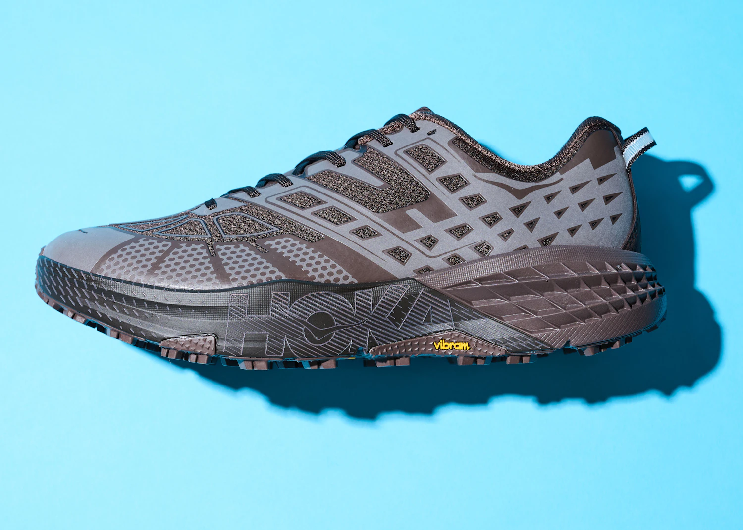 「HOKA」といえば厚底だが、履き心地のよさは自社開発したミッドソールの賜物